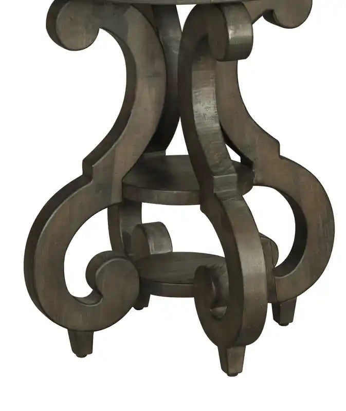 Table de bout ronde traditionnelle de 22 po avec tablette – Pin brun foncé avec base en bois à motifs de volutes