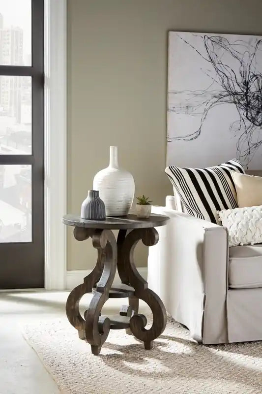 Table de bout ronde traditionnelle de 22 po avec tablette – Pin brun foncé avec base en bois à motifs de volutes