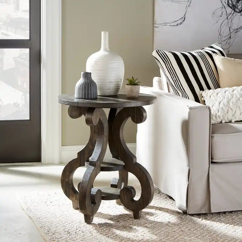 Table de bout ronde traditionnelle de 22 po avec tablette – Pin brun foncé avec base en bois à motifs de volutes