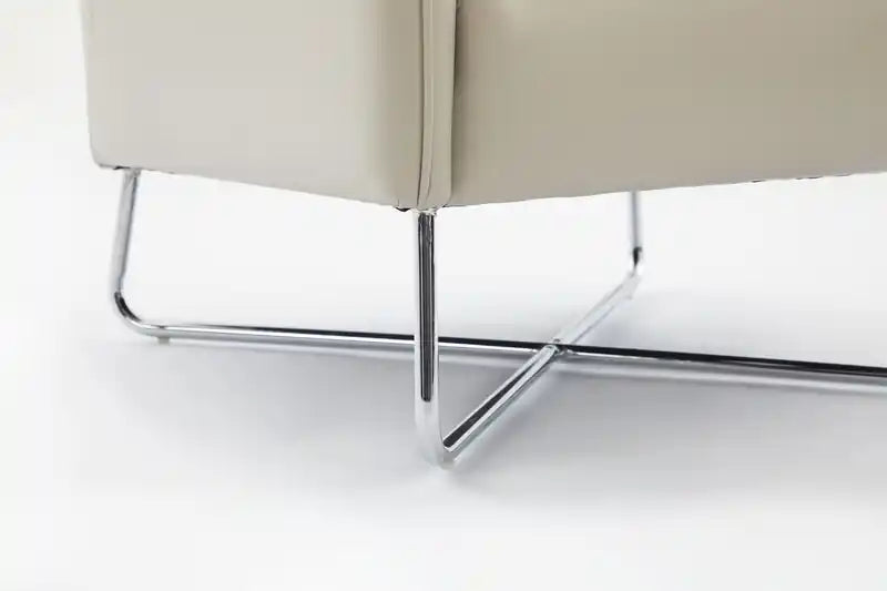 34.6 Fauteuil d'appoint en similicuir avec pieds en métal
